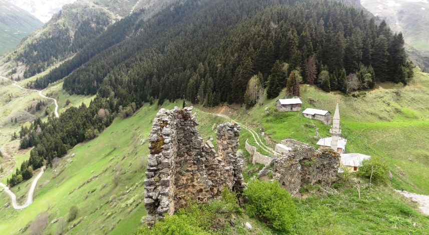 Kale-i Bala;
Kale-i Bala, Çamlıhemşin’de yer almaktadır. Kalenin her noktasından bakıldığında bir manzarayla karşılaşmanız mümkündür. Zil Kale ile duvar işçiliği konusunda benzerlik göstermektedir. Fırtına Deresi’ne yakın bir konumda olan kaleye uğradıktan sonra Fırtına Deresi’nin tadını çıkarabilirsiniz.
