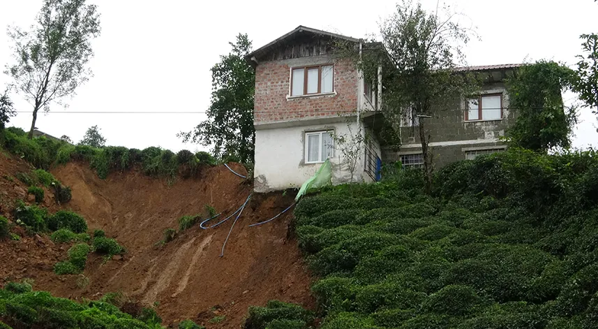 Rize'nin Salarha beldesinde heyelan nedeniyle 2 ev tedbir amacıyla boşaltıldı