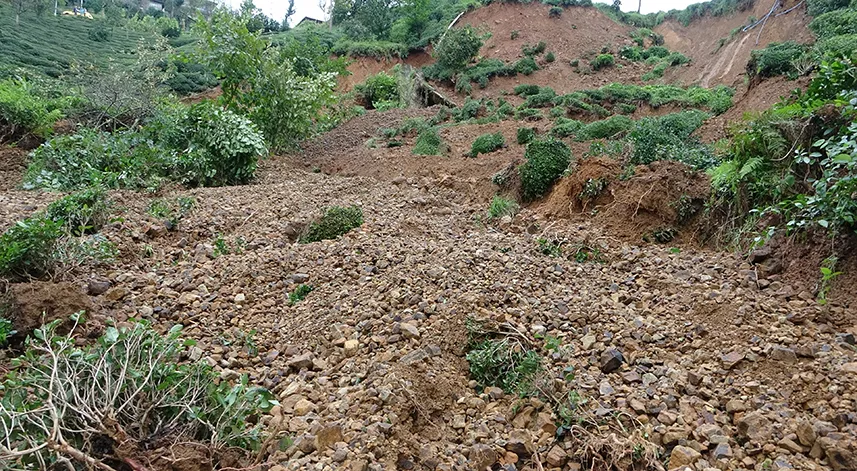 Rize'nin Salarha beldesinde heyelan nedeniyle 2 ev tedbir amacıyla boşaltıldı