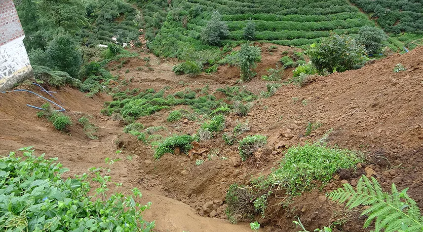 Rize'nin Salarha beldesinde heyelan nedeniyle 2 ev tedbir amacıyla boşaltıldı