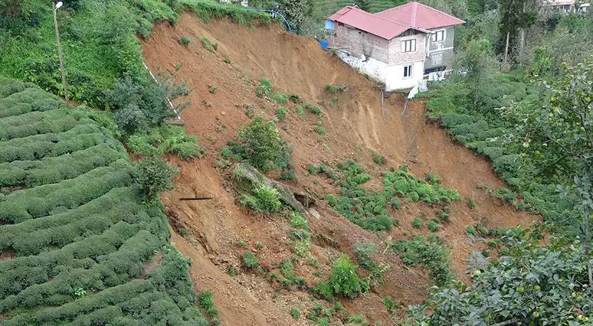 Rize'nin Salarha beldesinde heyelan nedeniyle 2 ev tedbir amacıyla boşaltıldı