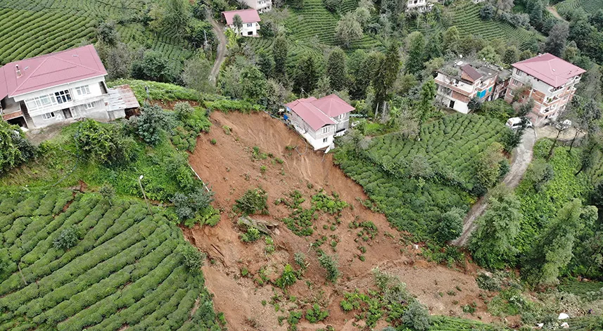 Rize'nin Salarha beldesinde heyelan nedeniyle 2 ev tedbir amacıyla boşaltıldı