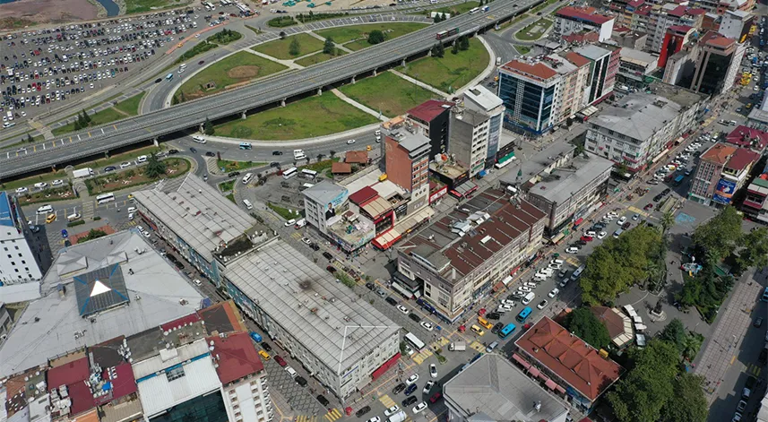 İlimizde ne yazık ki ortaklaşa iş yapma noktasında kardeşler bile anlaşamıyor. Bu üzücü olduğu kadar iş yapma mekanizmasını da zayıflatıyor. Birde bizim Rize gibi arazinin kıt olduğu bir ilde. 