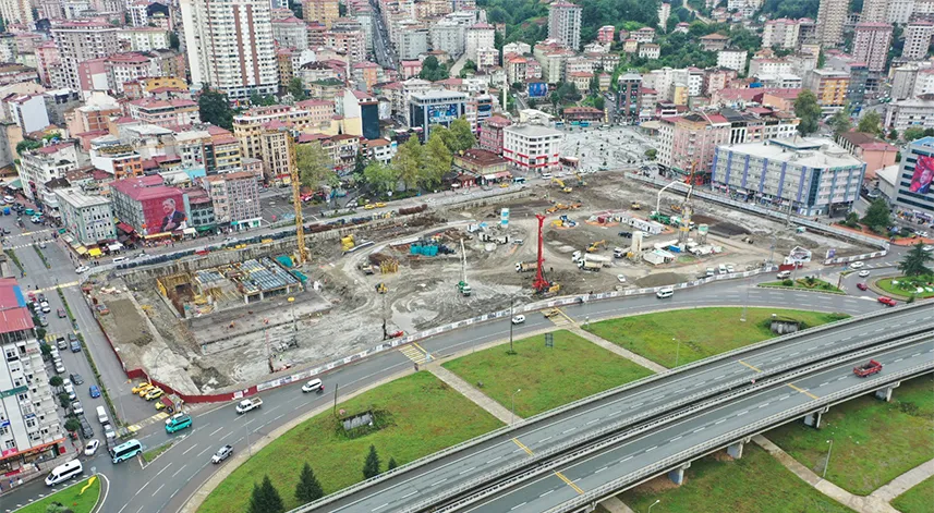 O yüzden başarı hikayesi diyorum. Bu başarıda en büyük pay Cumhurbaşkanımız Recep Tayyip Erdoğan olmazsa olmazdı. Çevre ve Şehircilik Eski Bakanı Murat Kurum’a ayrı parantez açmak lazım. Rizeli gibi baktı şehrimize. Her aşamasını bakanlık düzeyinde takip eden Milletvekilimiz Muhammet Avcı. Çok emekleri var. Şehir denince bu şehirde şikayetleri en çok alan kişi ise Rize Belediye Başkanı Rahmi Metin. Başkan Yardımcıları Belediye Meclisi ve ekibi herkesle o süreçte karşı karşıya geldi. 