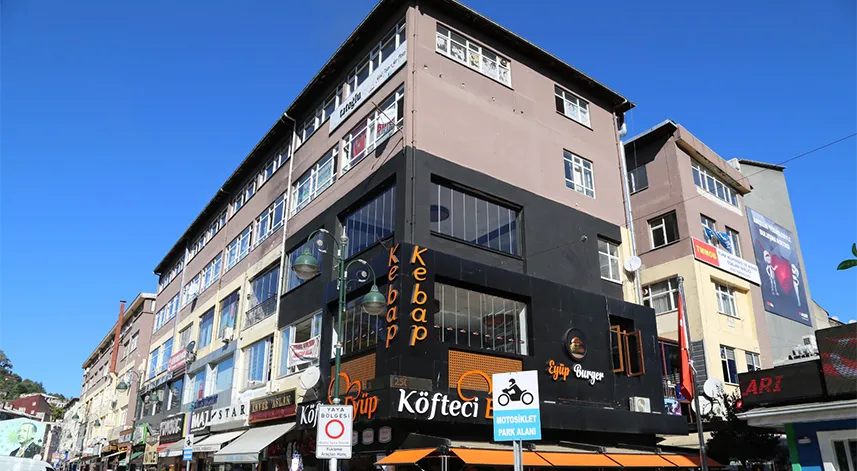 Bu dönüşüm projesi, sadece şehrin fiziksel görüntüsünü güncelleyerek değil, aynı zamanda yaşam kalitesini artırarak ve altyapıyı iyileştirerek şehir sakinlerine daha iyi bir çevre sunmayı hedefledi. Modern yapılar, düzenli ve estetik bir şehir dokusuyla birleşerek Rize'nin potansiyelini ortaya çıkarttı adeta.