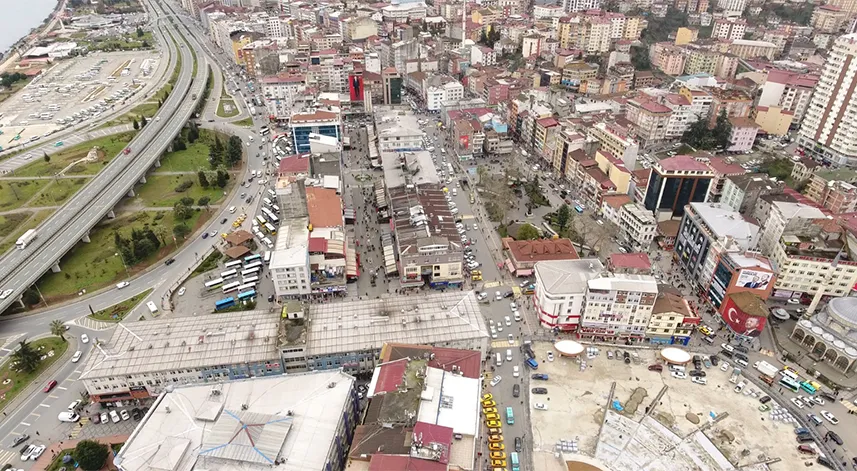 Rize'nin kentsel dönüşümü, şehir yönetimi ve vatandaşların işbirliğiyle gerçekleştirilen bir başarı hikayesidir. Bu tür projelerin devamında, şehrin sürdürülebilir kalkınmasına odaklanarak, Rize'nin potansiyelini ve benzersiz kimliğini daha da güçlendirmek mümkün olacak.