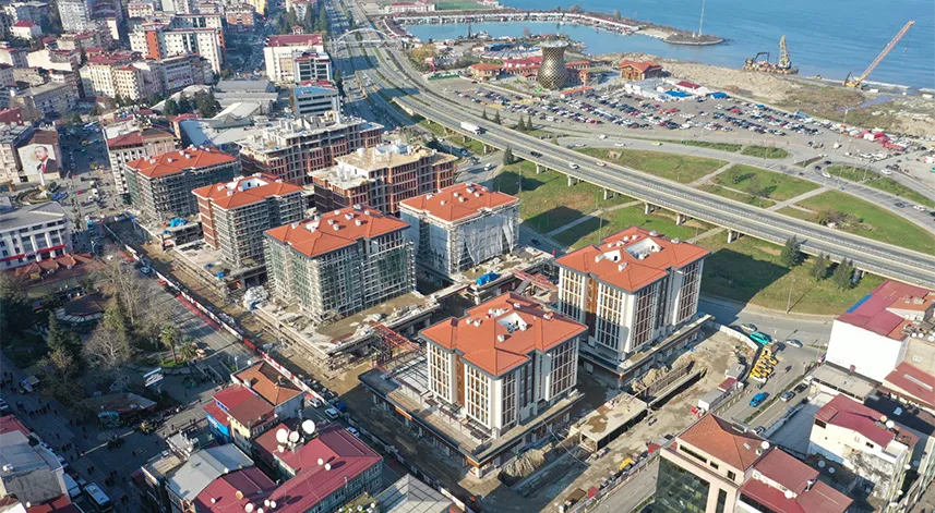 Son iki buçuk yıl içinde Rize il merkezinde gerçekleşen kentsel dönüşüm, şehrin görüntüsünde önemli bir değişim yarattı. Önceden belediyenin yanındaki binaların durumu oldukça kötüydü. Üst katlar pislikte geçilmedi.