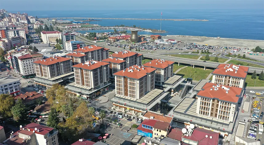 Bu süreçte, yerel yönetimin kararlılığı ve vatandaşların desteği büyük önem taşıdı. Kentsel dönüşüm, Rize'nin geleceğini şekillendiren bir siyasi adım olarak öne çıkıyor. Şehirdeki değişim, sadece görüntüsel bir güncelleme değil, aynı zamanda ekonomik ve sosyal gelişmenin de bir göstergesi olarak kabul edilmeli.