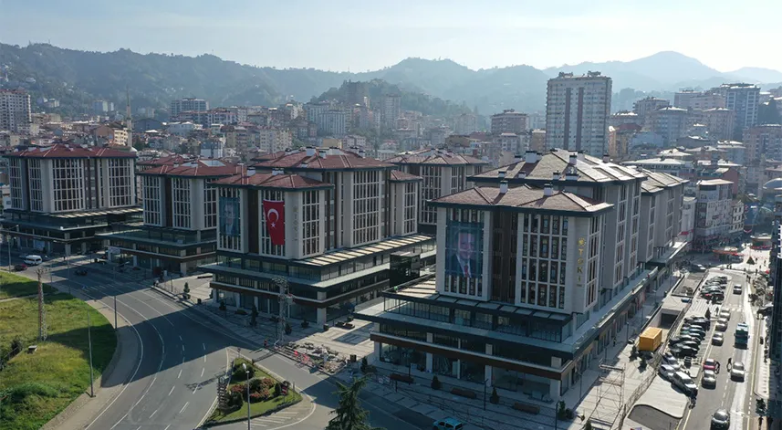 Geleneksel değerlerin korunması, yerel kültürün yaşatılması ve toplumun ihtiyaçlarına uygun çözümler üretilmesi de göz ardı edilmedi. Yöresel mimariye uygun yapılan bu alanda bölgeye yıllarca hizmet eden markalar hizmet vermeye devam edecek. 