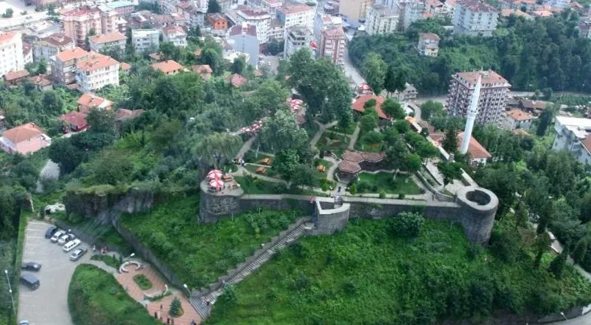 Rize Kalesi: Şehir merkezinde Kale Sokak’ta bulunan Rize Kalesi’ne ulaşım Piri Reis Caddesi üzerinden sağlanmaktadır. Rize Müzesi’ne oldukça yakın bir konumda bulunan kaleye, yürüyerek ve taksi ile ulaşım da rahattır. 