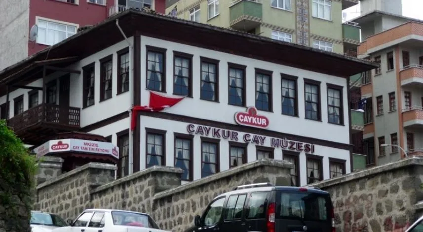 ÇAYKUR Çay Müzesi: Rize Merkez ilçesinde bulunan Çaykur Çay Müzesi, şehir merkezine 3 km uzaklıktadır. Ulaşım, Menderes Bulvarı üzerinden sağlanmaktadır. Rize’nin Türkiye’nin önde gelen çay üretim merkezlerinden biri olması, Çaykur Çay Müzesi’nin kurulmasında önemli bir rol oynamıştır. Müzede; çayın tarihi, nasıl yetiştirildiği ve demlendiği, farklı çay içme gelenekleri, çayın yanında servis edilen ikramlar, tarihi semaverler ve demlikler, çay bardakları da sergilenmektedir. Müzede, bir fotoğraf ve film salonu da mevcuttur. Dünyada ve Türkiye’de çayın serüvenini öğrenmek için ziyaret edilebilir.