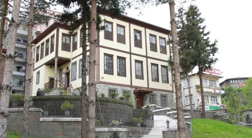 Rize Etnografya Müzesi: Piriçelebi Mahallesi’nde bir 19. Yüzyıl sivil mimari örneği olan “Sarı Ev” 1998 yılında ziyarete açılmış bulunmaktadır. Yöresel mimari özelliklerinden biri olan Müze binasının yapımında geleneksel yapı malzemeleri ve teknikleri kullanılmıştır. Günümüzde müzede çeşitli etnoğrafik eserler ile vitrin teşhirleri yer almaktadır. Müzede 76 arkeolojik eser, 594 sikke, 1129 etnoğrafik eser olmak üzere toplam 1799 eser sergilenmektedir.