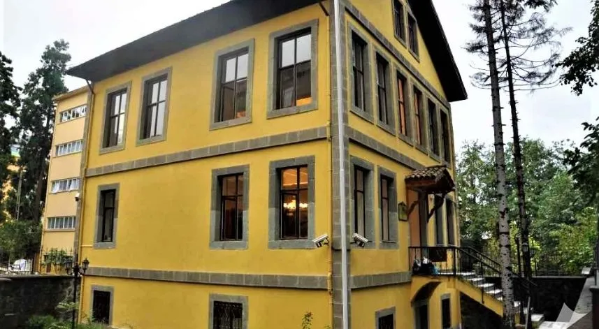 Rize Atatürk Evi Müzesi:  Rize merkeze bağlı Müftü Mahallesi'nde yer alan, 1920 yılında yapımına başlanan ve 1921 yılında tamamlanan bir yapı üzerine kurulmuş müzedir.  Atatürk, 1924 yılında çıktığı yurt gezisinde Rize'ye geldiğinde Mehmet Mataracı'nın misafiri olarak bu evde kalmıştır. Yapı, müzeye dönüştürülmesi için, Atatürk’ün doğumunun 100. yıl dönümünde Mataracı Ailesi tarafından İl Özel İdaresi’ne bağışlanmıştır. Bina, Geçirdiği renovasyon sonrasında 27 Aralık 1985 tarihinde 