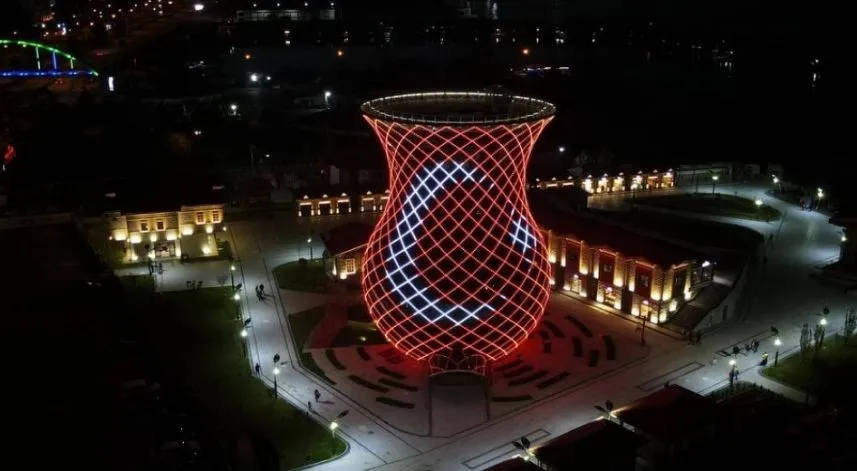 Çay Çarşısı: Rize'de bulunan 30 metrelik çay bardağı, 13D sinema, çay müzesi, çay evleri, çay dükkânları ve yöresel lezzetlerle dolu benzersiz bir deneyim sunuyor. Ayrıca, çocuk oyun alanı, su değirmeni ve kültürel detaylarla bezeli kemer köprü çarşısıyla unutulmaz bir atmosfer vaat ediyor.