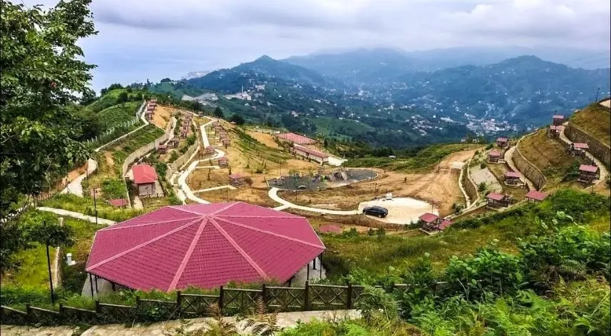 Isırlık Tabiat Parkı: Rize'nin merkezinde yer alan Isırlık Tabiat Parkı, sadece 5 km uzaklıkta olup, Rize Artvin Havalimanı'na 39 km mesafededir. 12 hektarlık geniş alana sahip olan park, benzersiz konumu ve doğal güzellikleriyle dikkat çeker. Ziyaretçilere hem sosyal hem kültürel bir deneyim sunan park, piknik alanları, restoran, cami, basketbol ve voleybol sahaları, yürüyüş alanları, bisiklet yolu ve otopark gibi imkanlarla donatılmıştır. Ayrıca, Kuş Gözlem Evi inşa çalışmaları devam etmekte olup, Kaçkar Dağları ve çevresini görebilen eşsiz manzaralar sunacak. Doğa tutkunları ve fotoğraf severler için ideal bir destinasyondur.