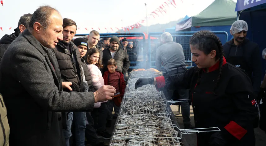 Rize'de düzenlenen, '7. Hamsi Festivali'nde 2,5 tonun üzerinde hamsi, 2,5 saatte tüketildi.