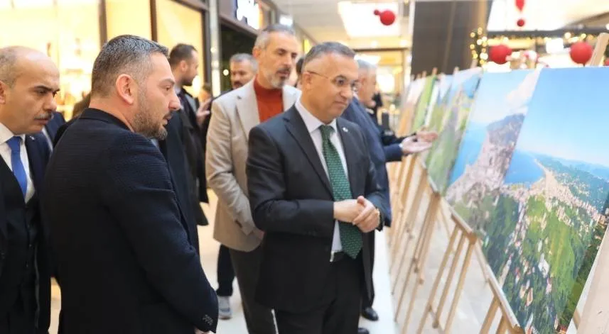10 Ocak Çalışan Gazeteciler Günü dolayısıyla Rize Takip tarafından 4. sü düzenlenen fotoğraf sergisinde Gazeteci, Fotoğraf Sanatçısı Aytekin Kalender’in “Dron Fotoğraflarıyla Rize” konulu çalışması katılımcılar tarafından ilgiyle takip edildi.