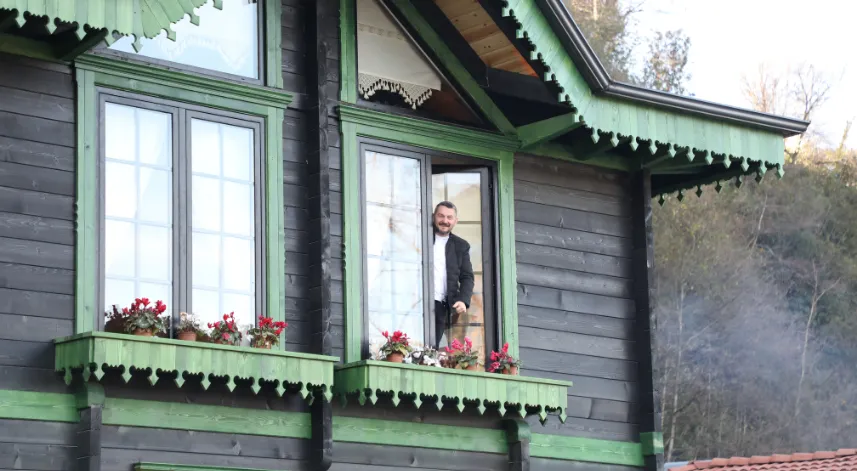 Rize'nin Ardeşen ilçesinde Cemil Eksilmez, yere döşediği raylı sistem üzerine çark ve tekerler yardımı ile 360 derece dönen 2 katlı ev yaptı. 