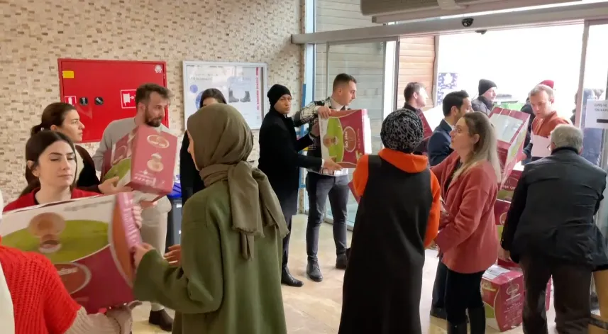 Depremin ardından Rize halkı yardıma koştu. İl ve ilçe protokolünün öncülüğünde bölgeye arama-kurtarma desteğinin yanı sıra insani yardımlar iletildi. Depremden etkilenen vatandaşlar, Rize'de misafir edildi. 