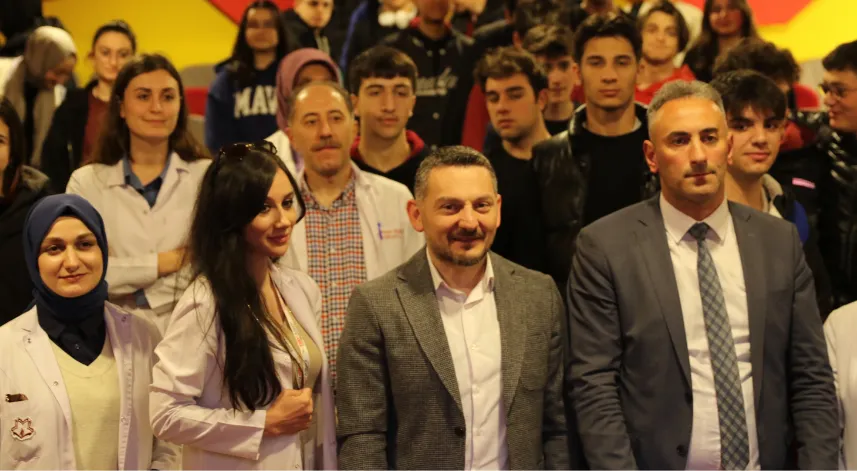 Rize Takip Medya Grubu Yöneticisi Gazeteci Aytekin Kalender, Çözüm Koleji'nin düzenlediği ‘Kariyer Günleri'nin konuğu oldu. Kalender, burada öğrencilere gazetecilik ve sosyal medya deneyimleri hakkında bilgiler verdi.