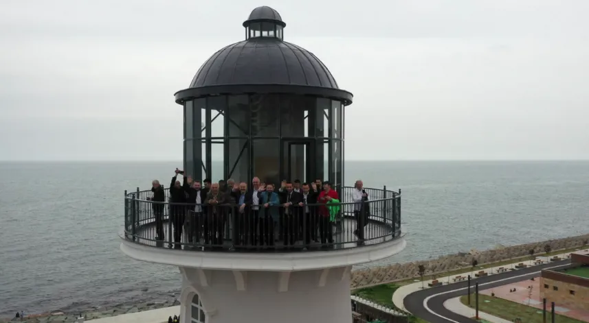 Rize Belediyesi tarafından 2021 yılında şehrin batı yakasında inşa çalışmaları başlatılan, belediyenin imkanlarıyla deniz dolgusu yapılarak elde edilen 10 dönüm arazi üzerinde yapılan Deniz Feneri Sosyal Tesisi halkın hizmetine açıldı.