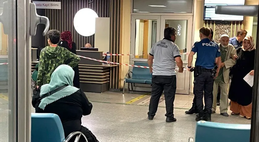 Rize Devlet Hastanesi acil servisinde bir şahsın rastgele etrafa ateş açması sonucu aralarında polis ve jandarmanın olduğu 5 kişi yaralandı.