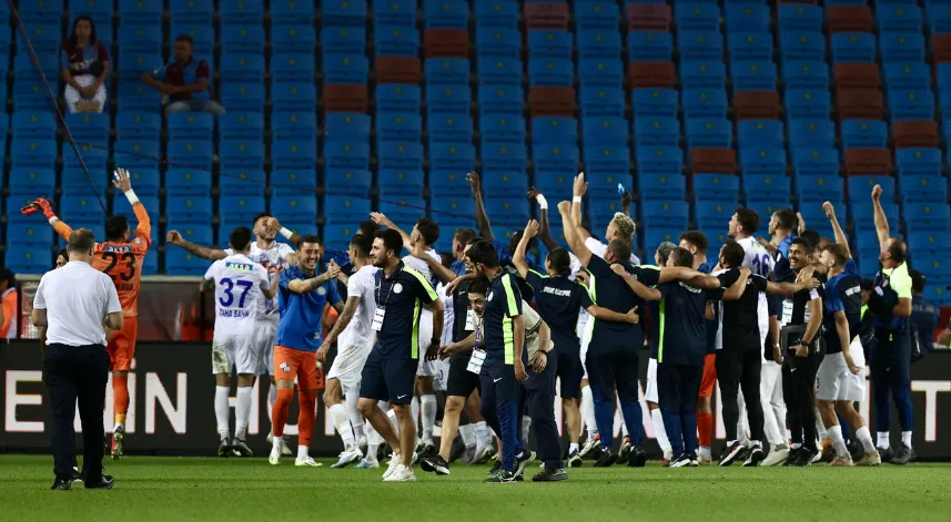 Trendyol Süper Lig'de deplasmanda Trabzonspor'u 3-2 yenen Çaykur Rizespor 16 yıl 9 ay sonra rakibi karşısında dış sahada 3 puan sevinci yaşadı.