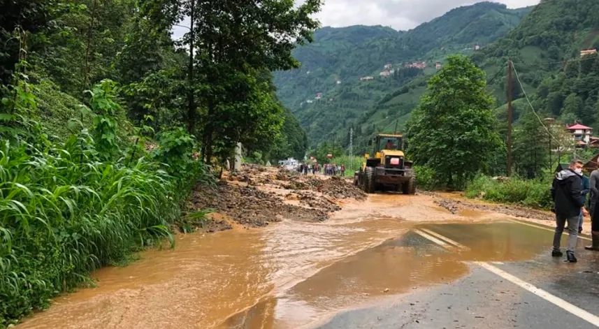 Rize'nin Çayeli ilçesinde etkili şiddetli yağış nedeniyle 28 kişinin yaşadığı 11 ev tahliye edildi.