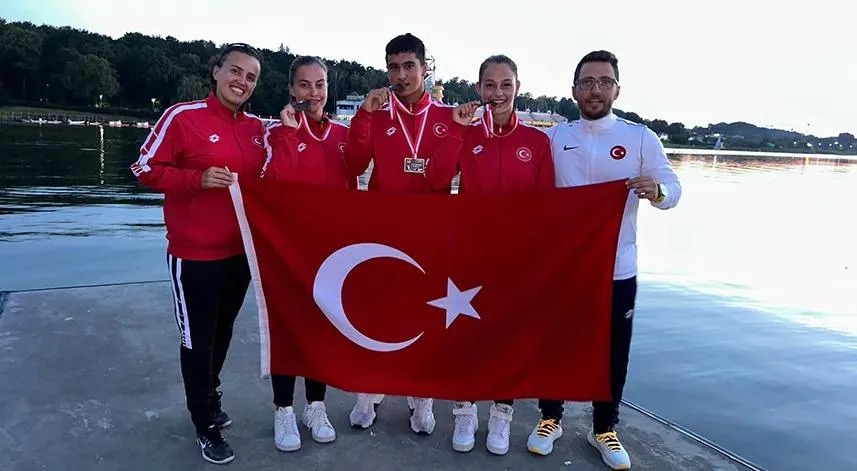 Polonya'nın Poznan kentinde düzenlenen Durgunsu Kano Olimpik Umutlar Yarışları'nda, Rizeli kanocular 2 altın, 1 gümüş ve 1 bronz madalya kazandı.