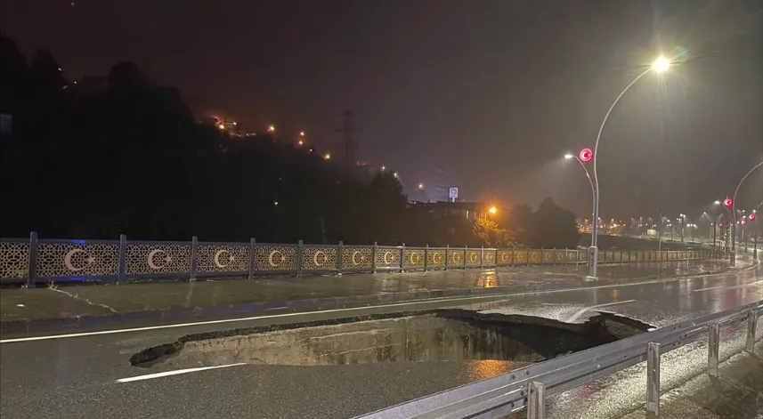 Rize’de etkili olan şiddetli yağışlar sonrasında Rize-Güneysu karayolunda çökme meydana geldi.