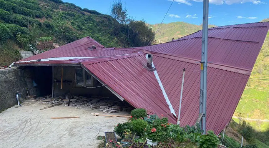 Rize'de şiddetli rüzgar hayatı olumsuz etkiledi. 228 tane konut zarar gördü.