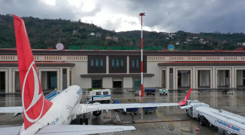 Rize-Artvin Havalimanı'ndan bir yılda 1 milyonun üzerinde yolcu taşıyarak tüm zamanların rekorunu kırdı.

