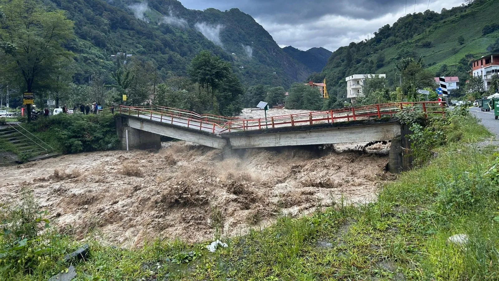 Rizede şiddetli yağış sel ve su baskınlarına neden oldu