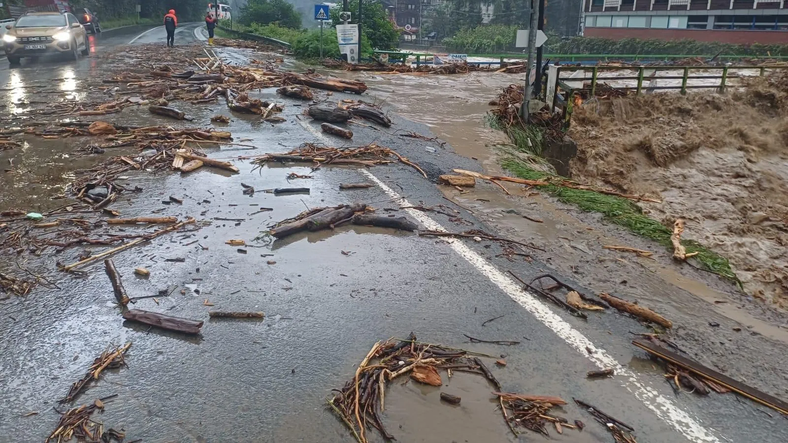 Rizede şiddetli yağış sel ve su baskınlarına neden oldu