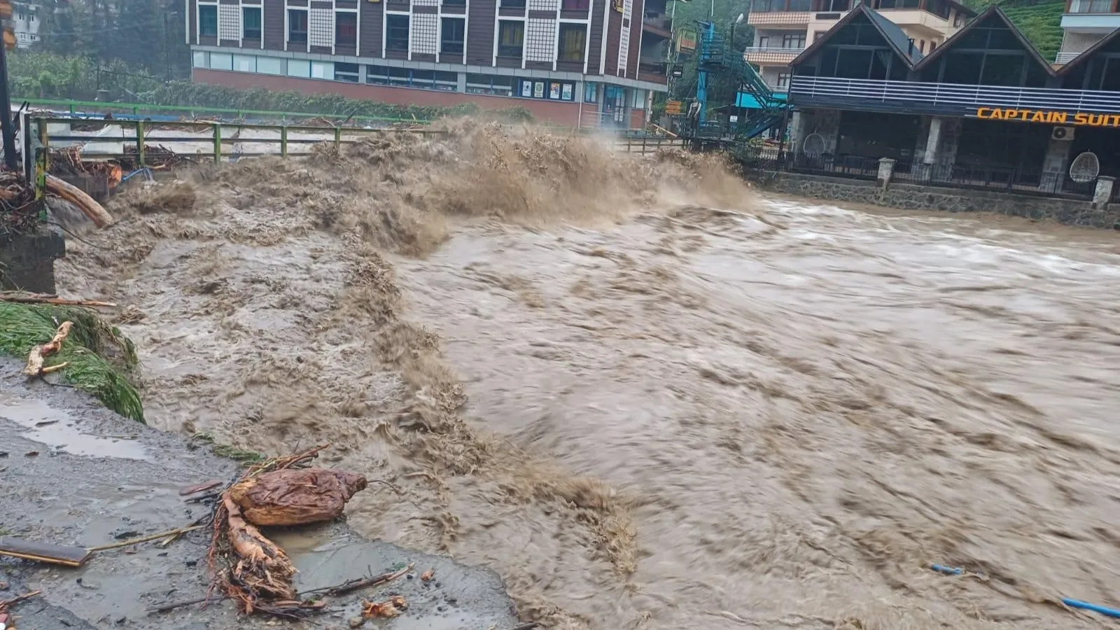 Rizede şiddetli yağış sel ve su baskınlarına neden oldu