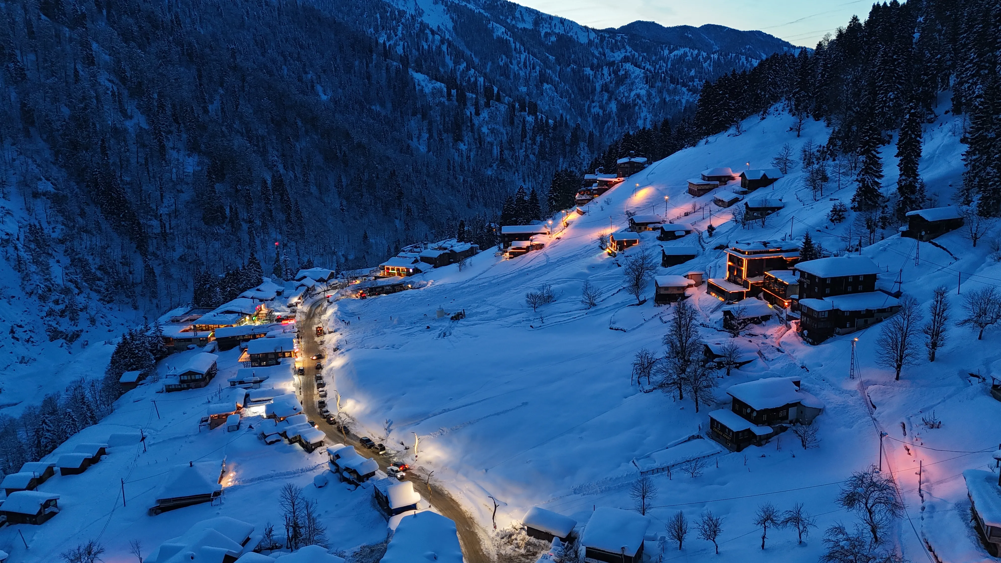 Ayder Yaylası'nda kar yağışı etkili oldu