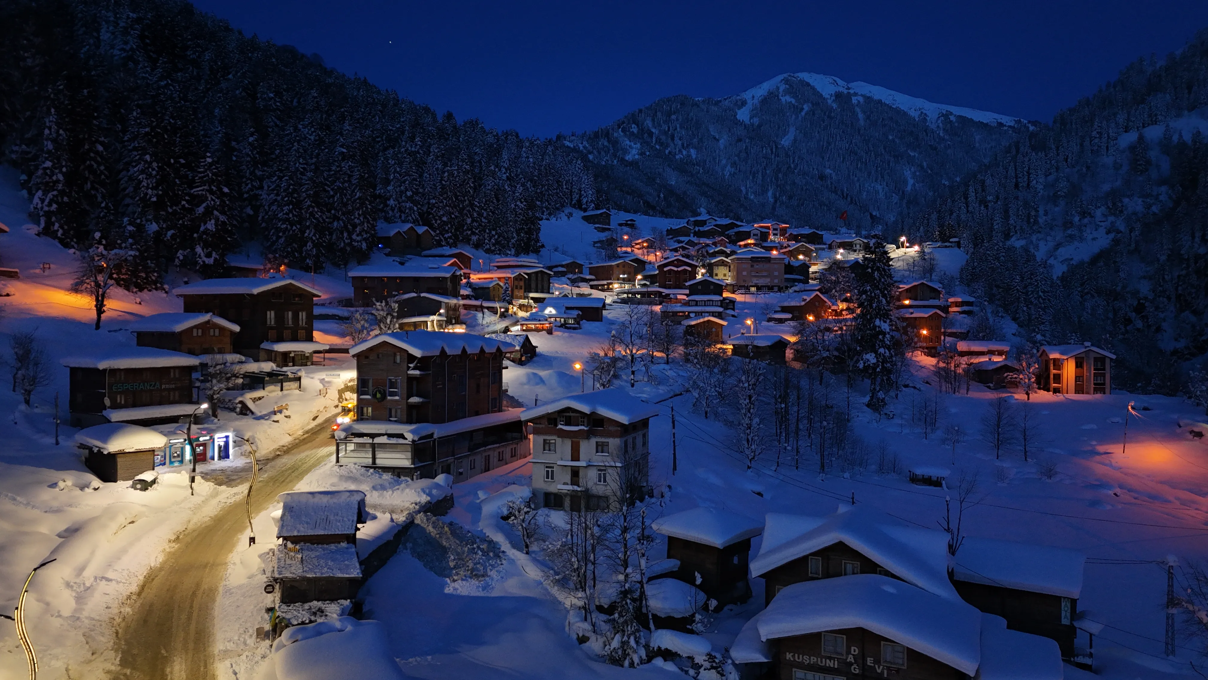 Ayder Yaylası'nda kar yağışı etkili oldu