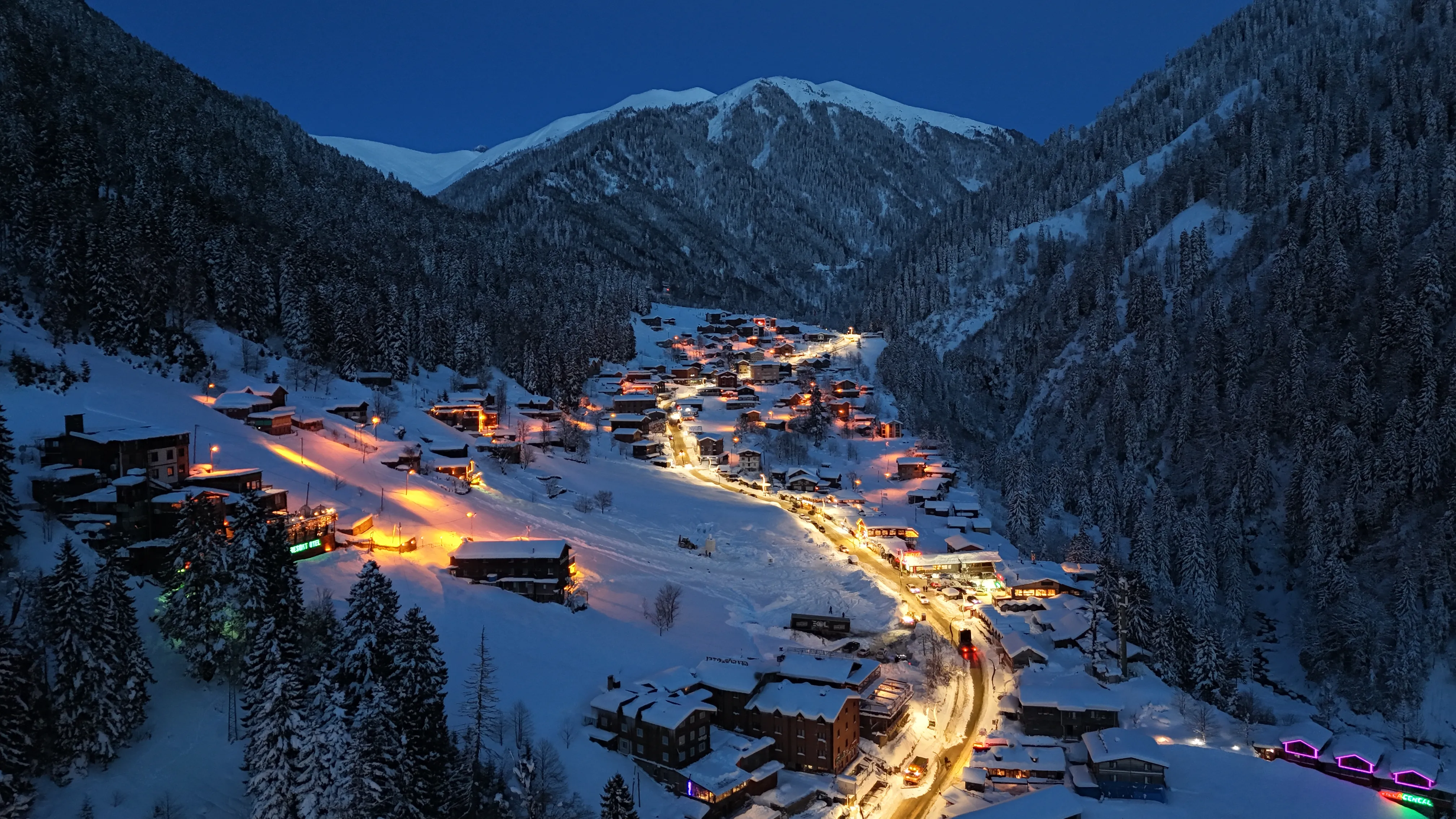 Ayder Yaylası'nda kar yağışı etkili oldu