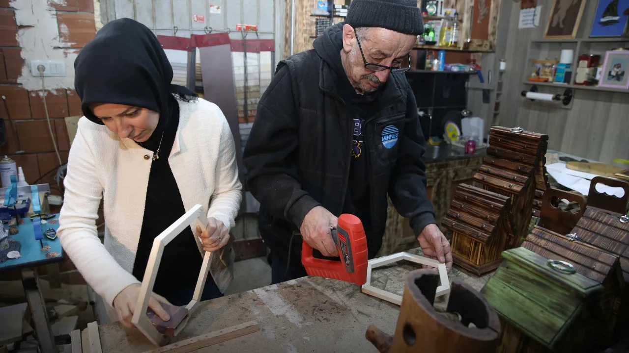 Rize'de Tasarımlarını Evinin Bodrumunda Ahşap Sanatıyla Şekillendiriyor