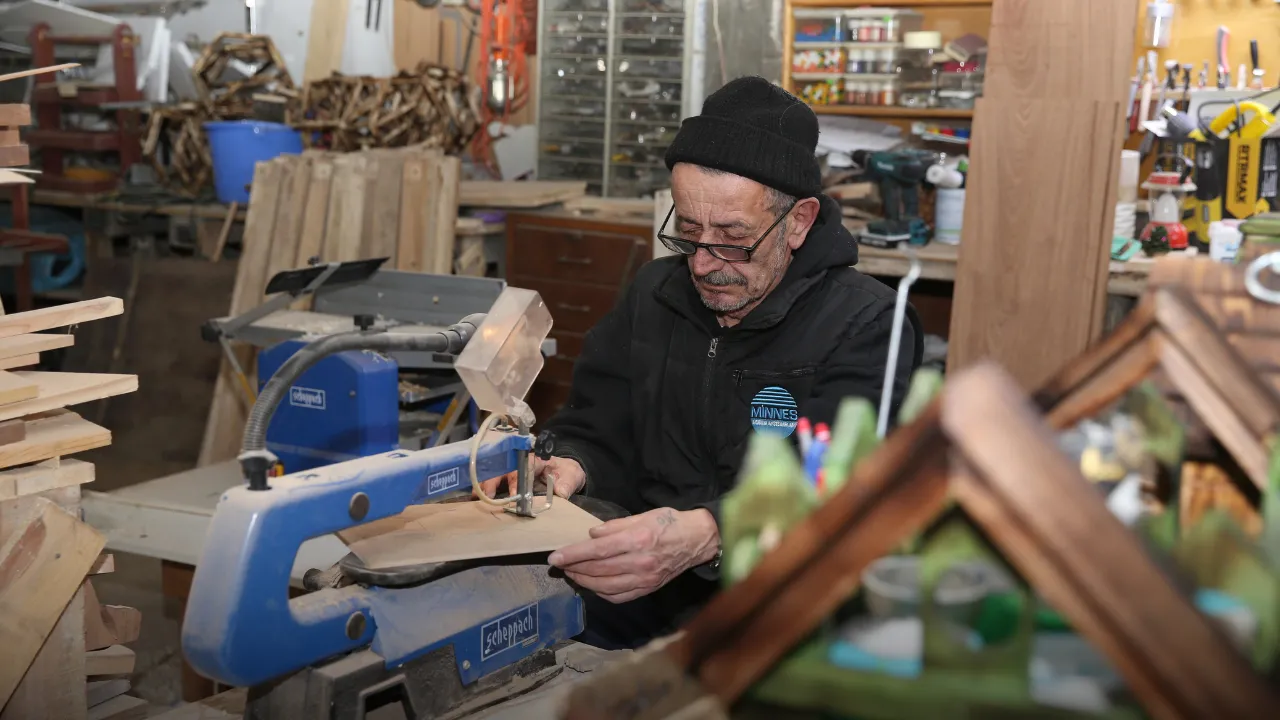 Rize'de Tasarımlarını Evinin Bodrumunda Ahşap Sanatıyla Şekillendiriyor