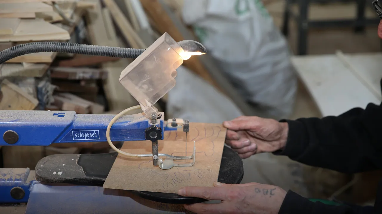 Rize'de Tasarımlarını Evinin Bodrumunda Ahşap Sanatıyla Şekillendiriyor