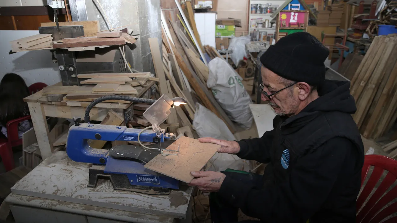 Rize'de Tasarımlarını Evinin Bodrumunda Ahşap Sanatıyla Şekillendiriyor