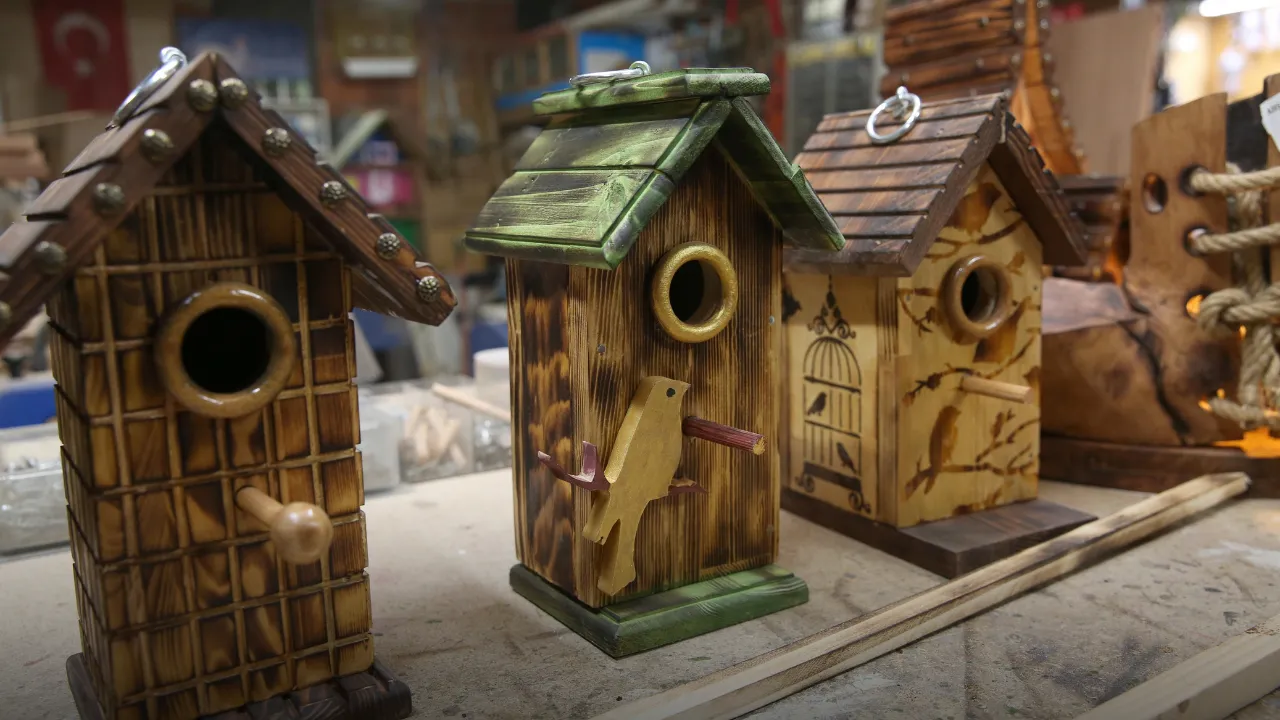 Rize'de Tasarımlarını Evinin Bodrumunda Ahşap Sanatıyla Şekillendiriyor