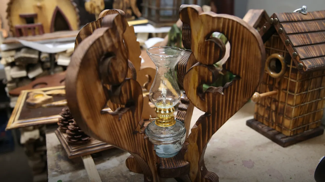 Rize'de Tasarımlarını Evinin Bodrumunda Ahşap Sanatıyla Şekillendiriyor