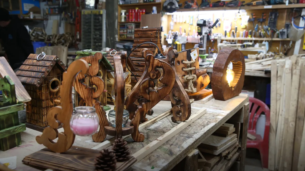 Rize'de Tasarımlarını Evinin Bodrumunda Ahşap Sanatıyla Şekillendiriyor