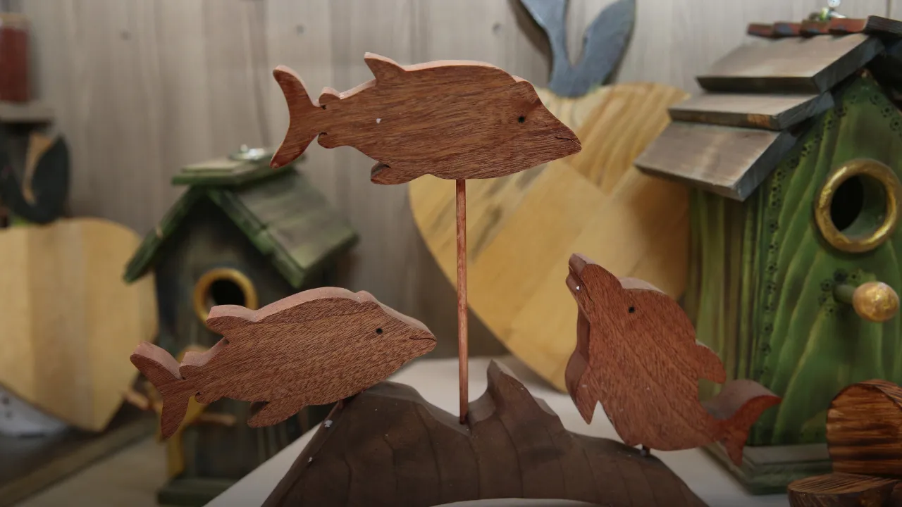 Rize'de Tasarımlarını Evinin Bodrumunda Ahşap Sanatıyla Şekillendiriyor