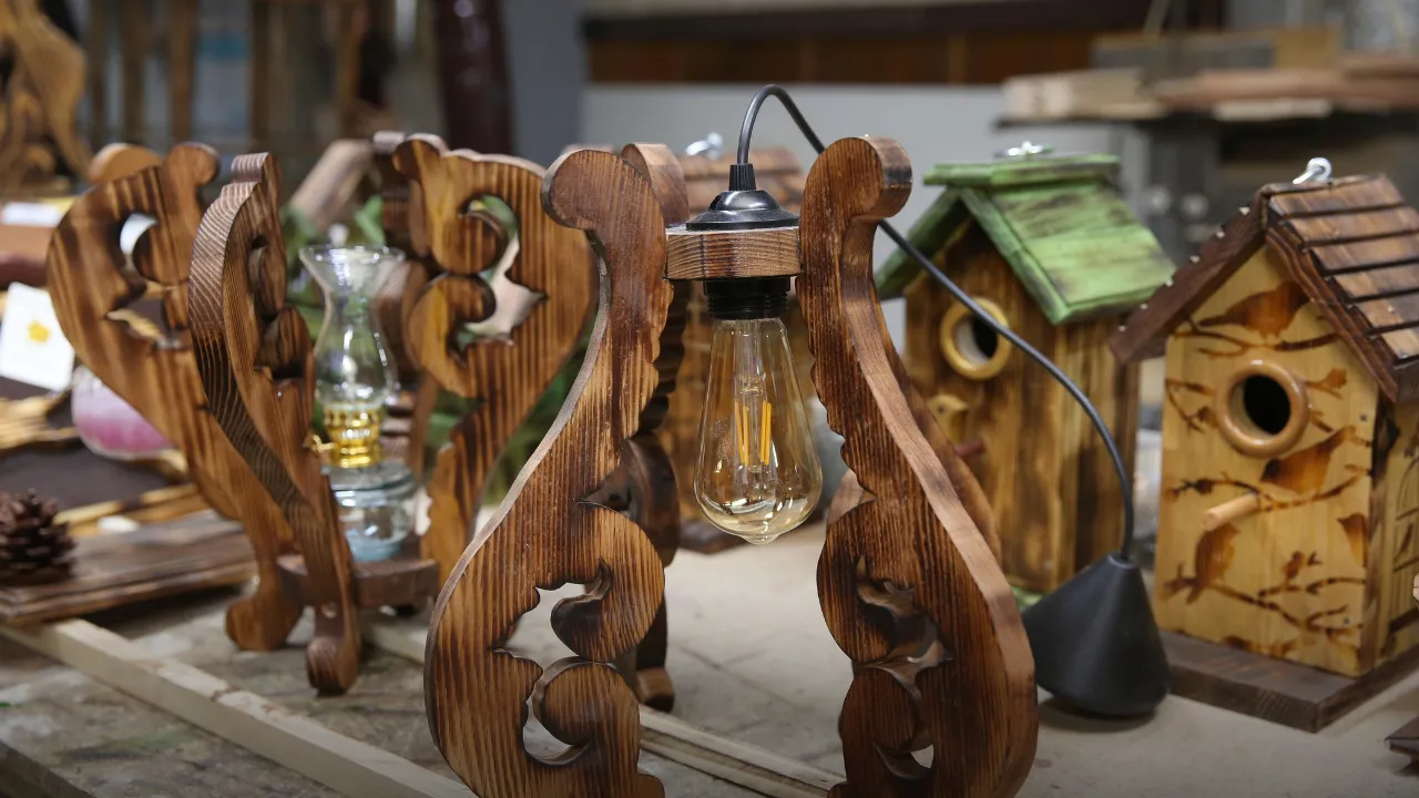Rize'de Tasarımlarını Evinin Bodrumunda Ahşap Sanatıyla Şekillendiriyor