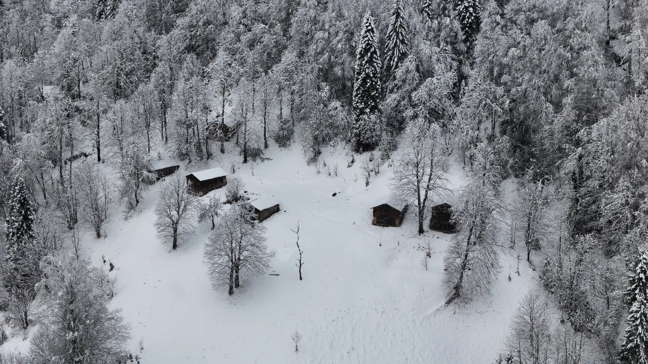 Ayder Yaylası'nda kar kalınlığı 20 santimetreye ulaştı