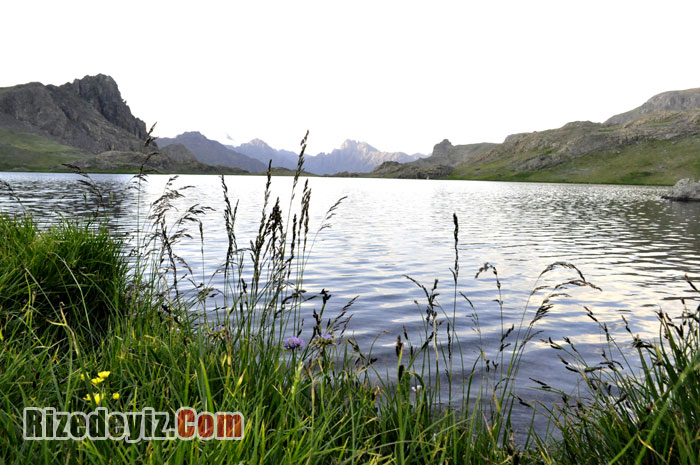 Yaz aylarında özellikle turistlerin uğrak mekanı olan Yedigöller, Foto Safari, Trekking, Dağcılık merakı olanlarında uğrak mekanları arasında yer alıyor. İkizdere - İspir yolu üzerinde bulunan Yedigöller'e araçla ulaşmak son yapılan çalışmalardan sonra mümkün. Rize'ye yaklaşık 120 km uzaklıkta bulunan muhteşem doğa harikası göllerin biri son yıllarda azalan yağışların ardından kurumaya yüz tuttu.
