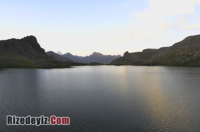 Yaz ayları olan Temmuz-Ağustos'ta tepelerde kar görmek mümkün oluyor. Fotoğraf tutkunları tepeler arasında mekik dokuyarak en güzel kareleri almak için uğraşırken, doğa severler yürüyüş yaparak 3200 rakımdaki oksijeni soluyorlar. Göller mevkiinde 3100 olan rakım tepelere çıkıldığında 3200'ü buluyor. Tepelerden aşağıya gollere ulaşmak bir hayli zor ve tehlikeli. Gölleri yakından görmek için sarp bir patikadan aşağı inmek gerekiyor.